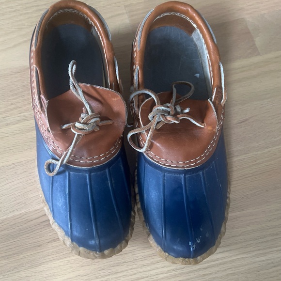 LL Bean Moc Toe Women’s Size 7 Navy Tan Waterproof Leather Duck Boots - Picture 1 of 6